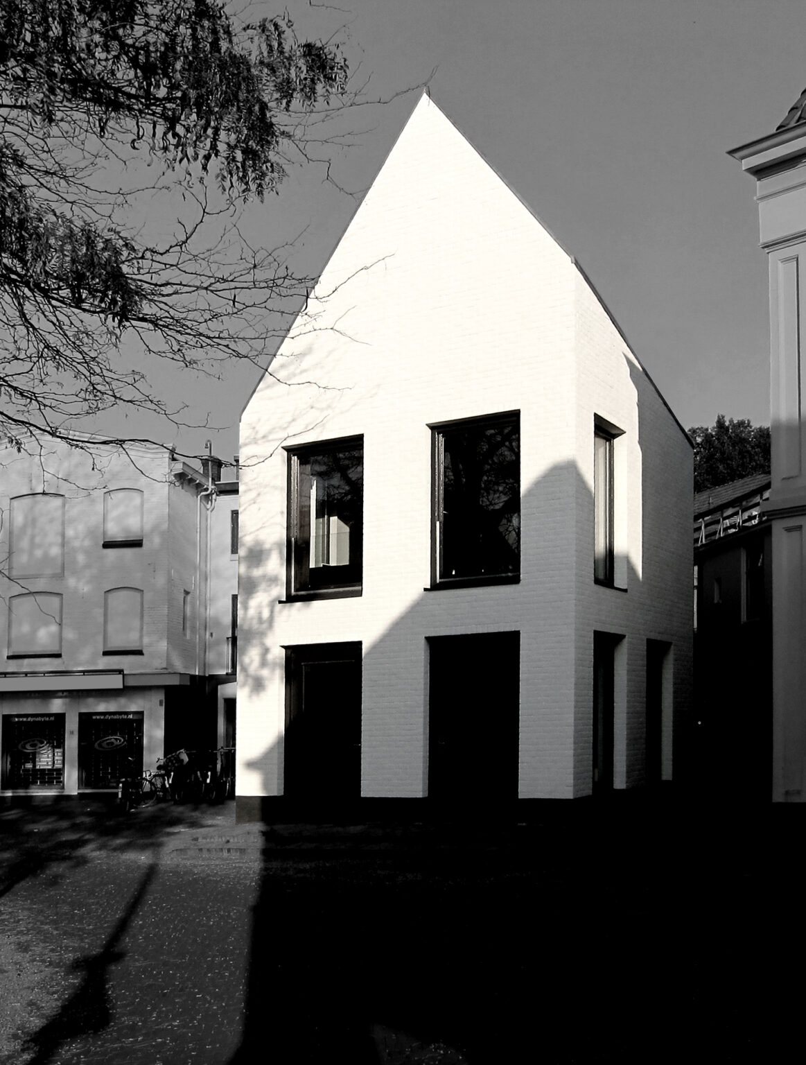 Gebouw aan de Diezenpoorterplas in Zwolle door Tim Versteegh Architect